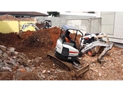 Demolição com Bobcat na Vila Granada